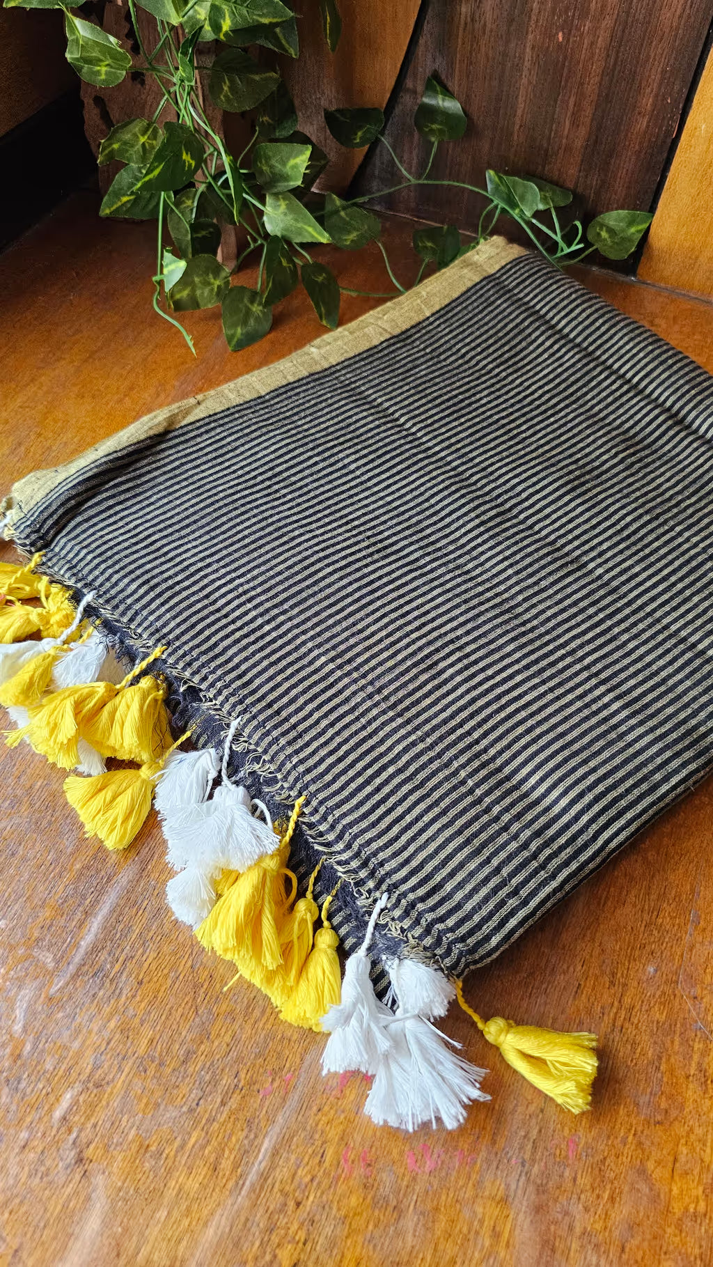 Pure Mul Black and yellow handloom Sarees Code: HOSMB 303