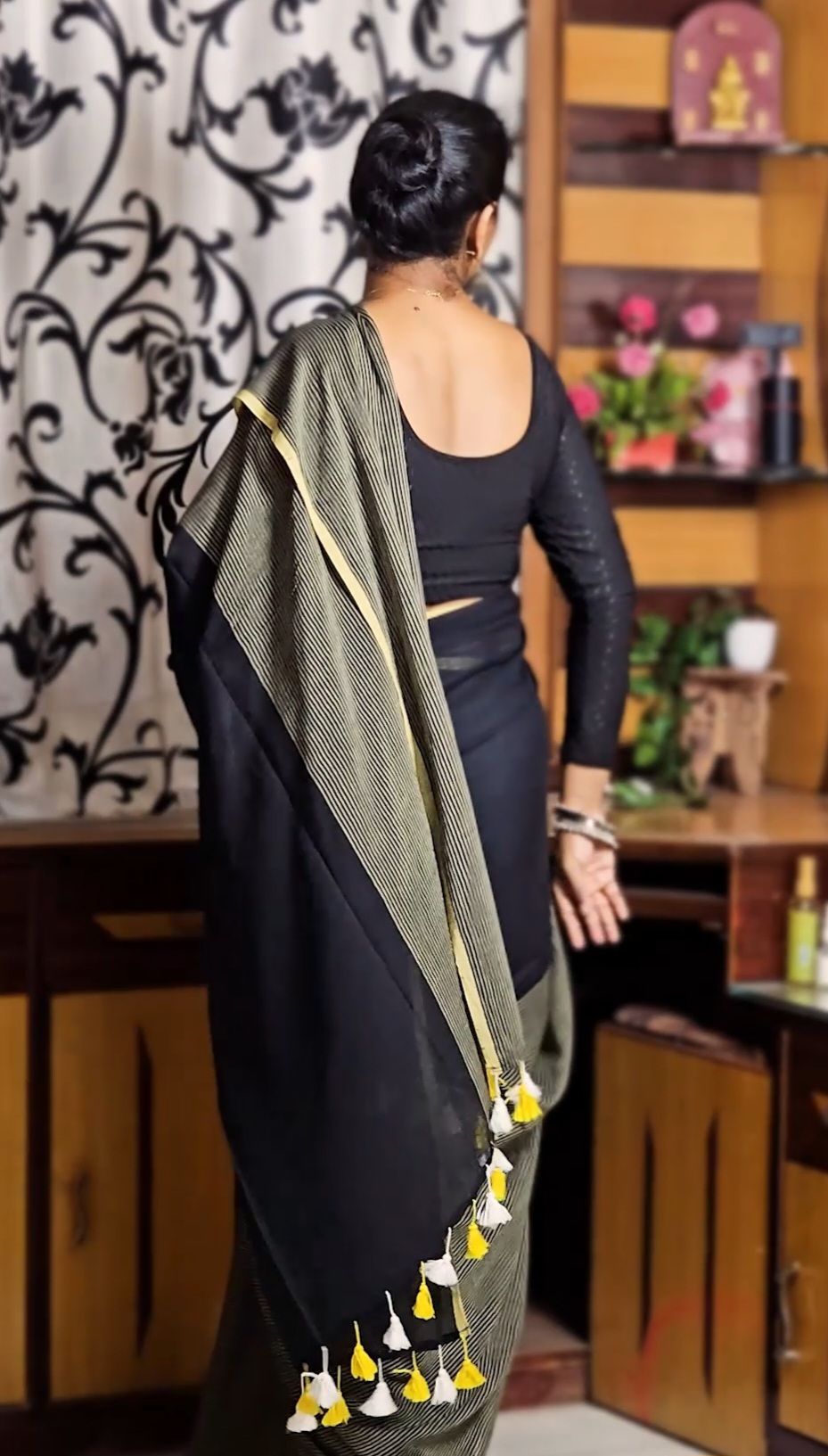 Pure Mul Black and yellow handloom Sarees Code: HOSMB 303